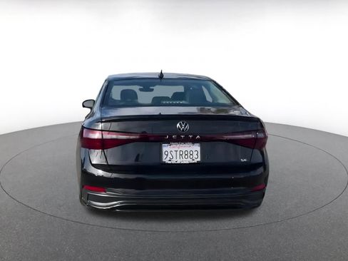Used 2025 Volkswagen Jetta SE image 12