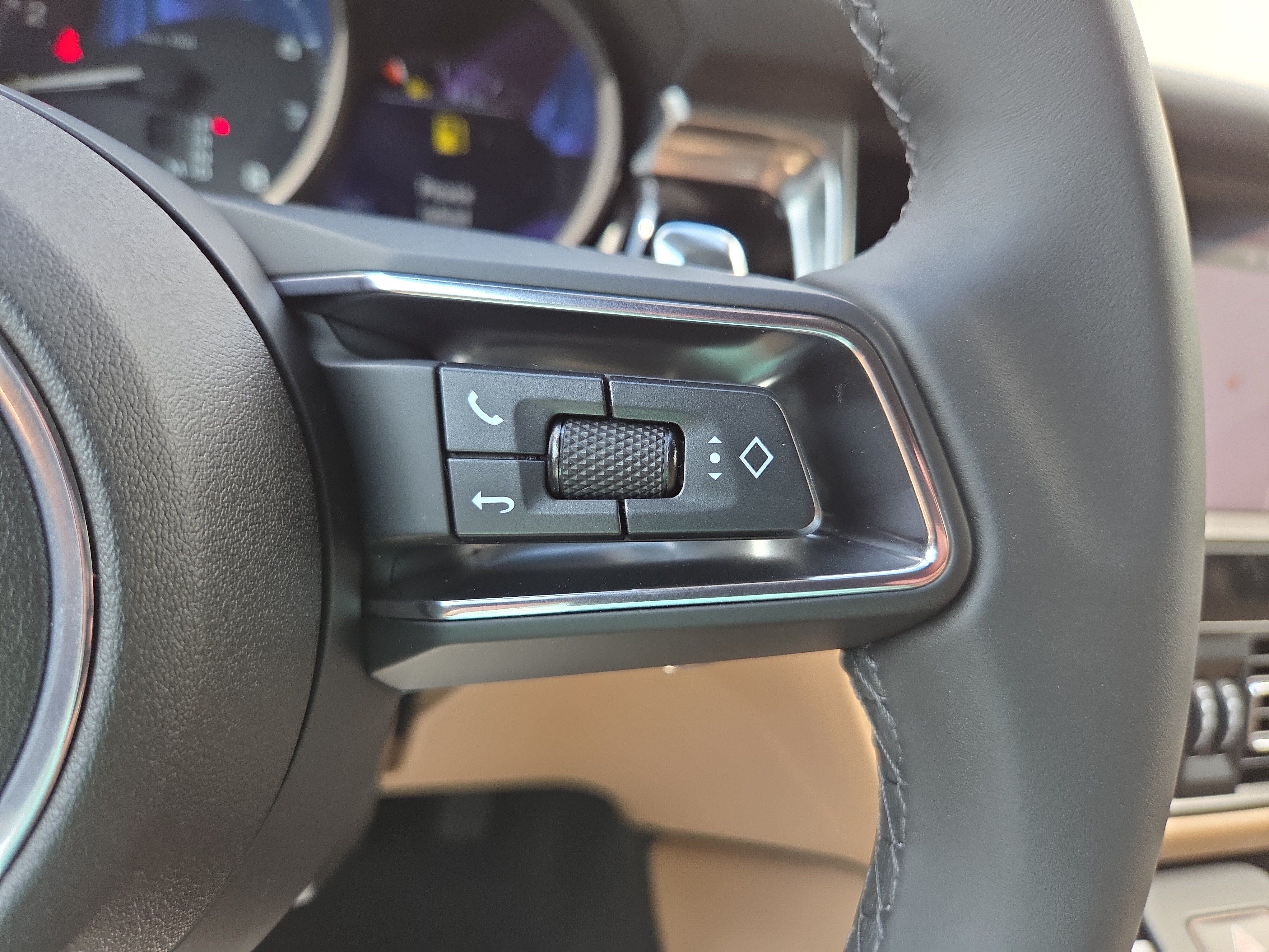Certified 2025 Porsche Macan AWD/4WD image 20