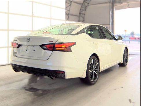 Used 2024 Nissan Altima 2.5 SR FWD image 2