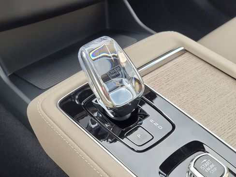 Certified 2025 Volvo XC90 T8 Plus image 26