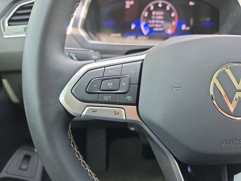 Used 2024 Volkswagen Tiguan SE w/ Panoramic Sunroof Package FWD image 18