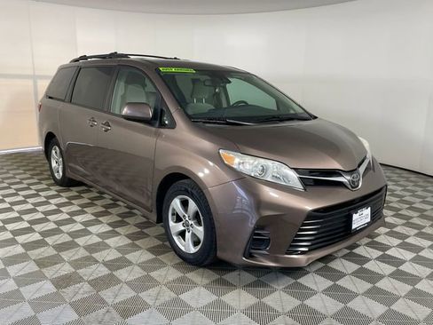 Used 2018 Toyota Sienna LE image 17