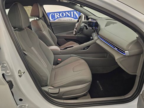 Used 2024 Hyundai Elantra SEL image 30