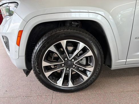 Used 2021 Jeep Grand Cherokee L Overland w/ Luxury Tech Group IV AWD/4WD image 4
