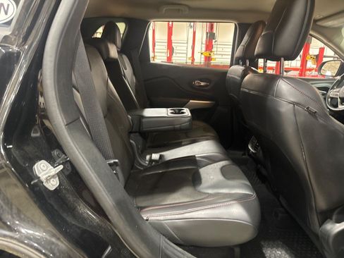 Used 2018 Jeep Cherokee Trailhawk AWD/4WD image 47
