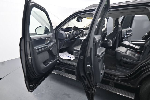 Used 2025 Ford Expedition Platinum AWD/4WD image 28