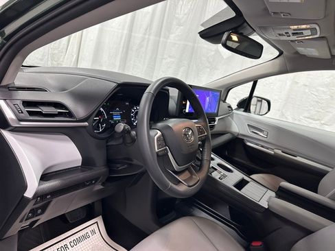 Used 2025 Toyota Sienna XLE image 16