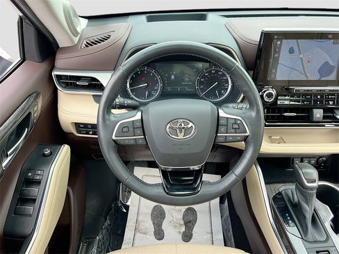 Used 2020 Toyota Highlander Platinum image 23