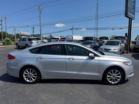 Used 2017 Ford Fusion SE w/ Fusion SE Technology Package image 2
