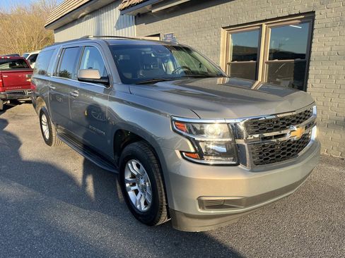 Used 2018 Chevrolet Suburban LT image 3