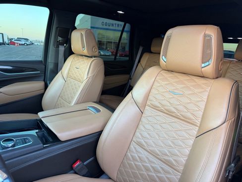 Used 2023 Cadillac Escalade Premium Luxury w/ Performance Package image 14