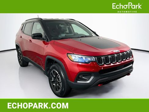 Used 2025 Jeep Compass Trailhawk w/ Trailer Tow Group AWD/4WD image 1