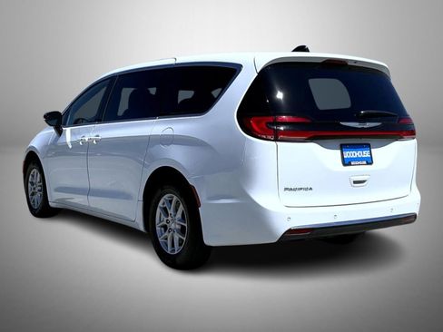 Used 2025 Chrysler Pacifica Select FWD image 7