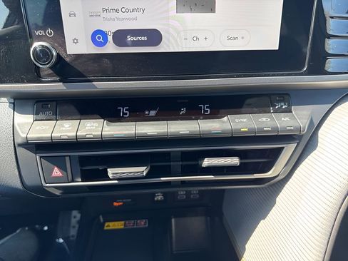 Used 2026 Toyota Camry SE image 18