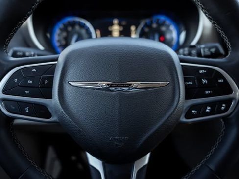 Used 2023 Chrysler Pacifica Touring-L FWD image 14
