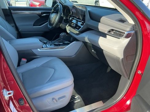 Used 2021 Toyota Highlander Platinum image 25