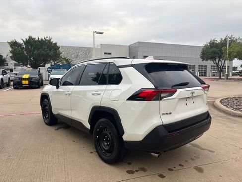 Used 2020 Toyota RAV4 LE FWD image 7