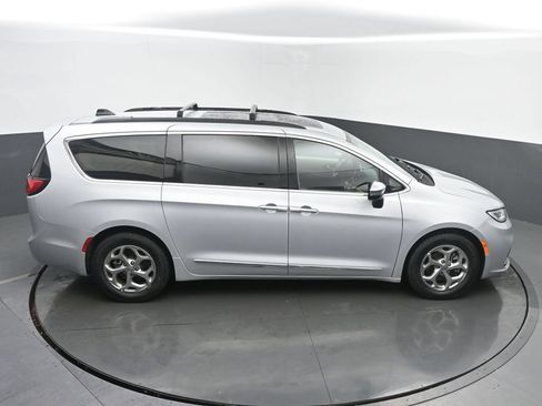Used 2023 Chrysler Pacifica Limited FWD image 41