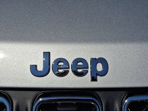 Used 2025 Jeep Compass Latitude AWD/4WD image 33