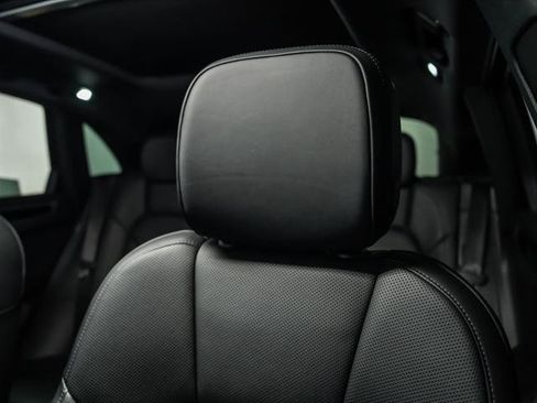 Used 2025 Porsche Macan AWD/4WD image 21