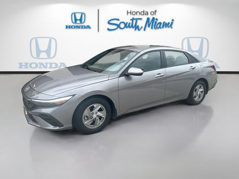 Used 2024 Hyundai Elantra SE FWD image 3