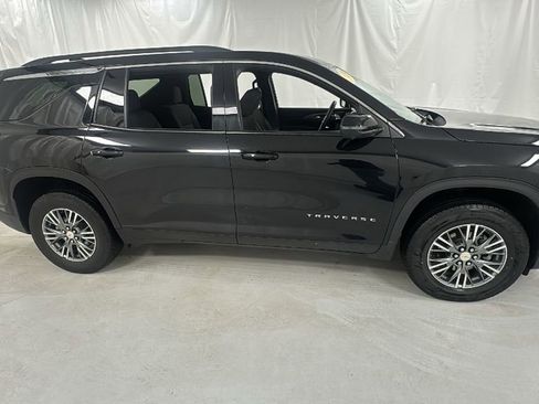 Used 2024 Chevrolet Traverse LT AWD/4WD image 2