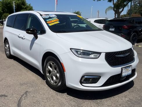 Used 2024 Chrysler Pacifica Limited FWD image 1