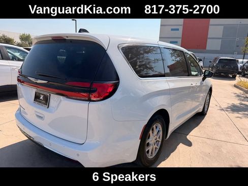 Used 2025 Chrysler Pacifica Select FWD image 4
