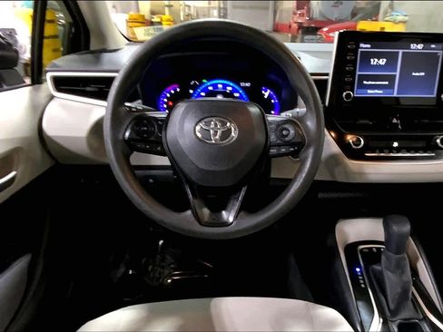 Used 2020 Toyota Corolla LE FWD image 6