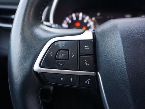 Used 2024 Toyota Highlander XLE FWD image 8
