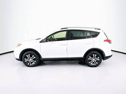 Used 2018 Toyota RAV4 LE FWD image 4