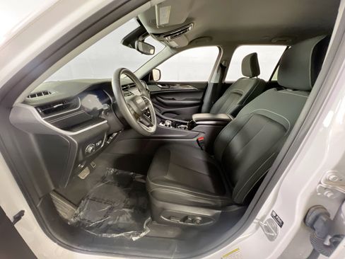 Used 2023 Jeep Grand Cherokee Laredo AWD/4WD image 19