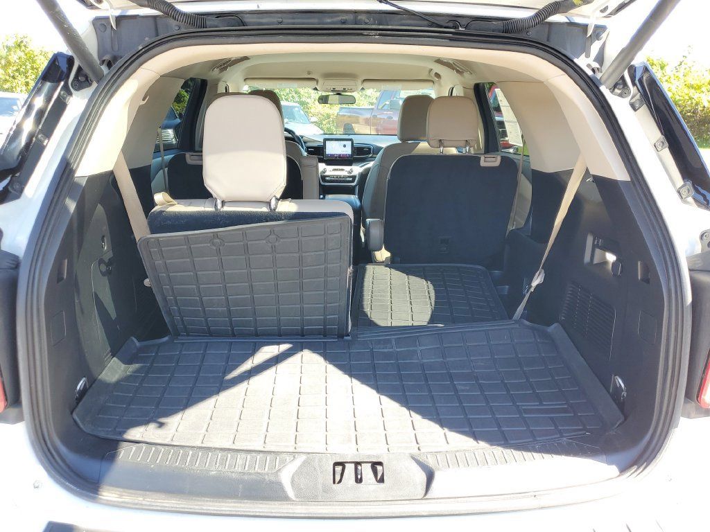 Certified 2023 Ford Explorer XLT w/ Equipment Group 202A AWD/4WD image 8