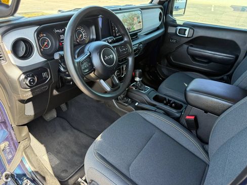 Used 2025 Jeep Gladiator Sport AWD/4WD image 11
