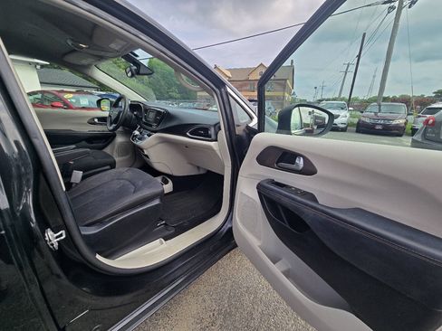 Used 2017 Chrysler Pacifica LX FWD image 44