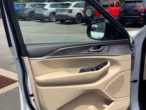 Certified 2023 Jeep Grand Cherokee Limited AWD/4WD image 14