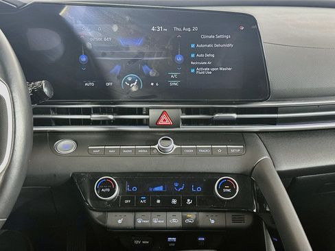 Used 2025 Hyundai Elantra Limited FWD image 24