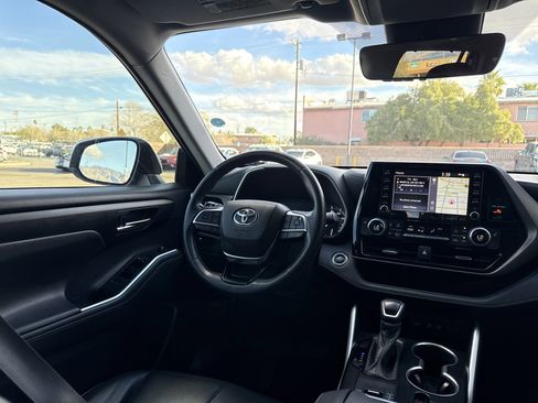 Used 2020 Toyota Highlander XLE image 18