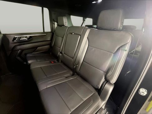 Used 2026 Chevrolet Suburban LT RWD image 19