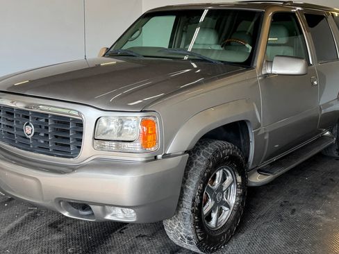 Used 2000 Cadillac Escalade Luxury image 2