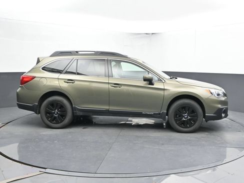 Used 2017 Subaru Outback 2.5i Premium w/ Popular Package #2 AWD/4WD image 4