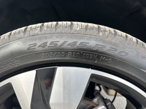 Used 2025 Volvo XC40 B5 Plus image 34