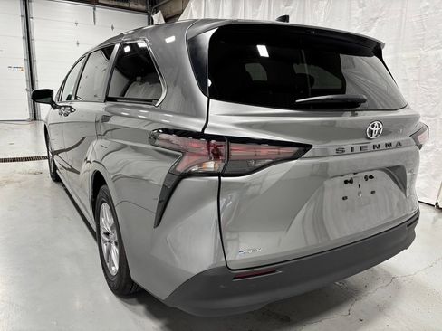 Used 2026 Toyota Sienna LE FWD image 5