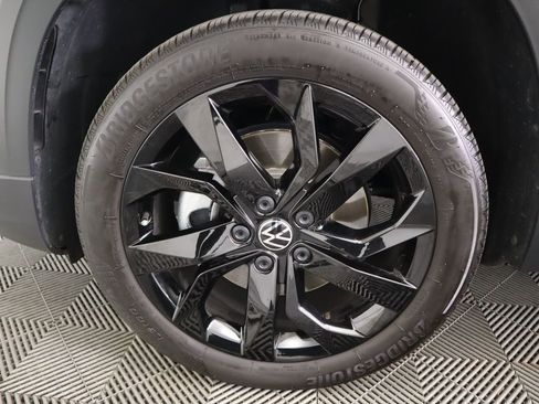 Certified 2024 Volkswagen Taos SE image 30