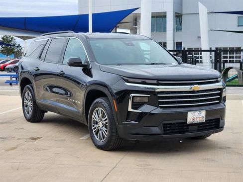 Used 2024 Chevrolet Traverse LT image 2