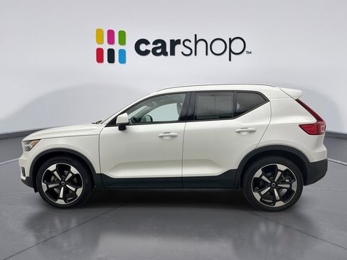 Used 2021 Volvo XC40 T5 Momentum w/ Premium Package image 2