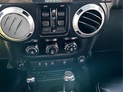 Used 2015 Jeep Wrangler Unlimited Sahara w/ Connectivity Group AWD/4WD image 22
