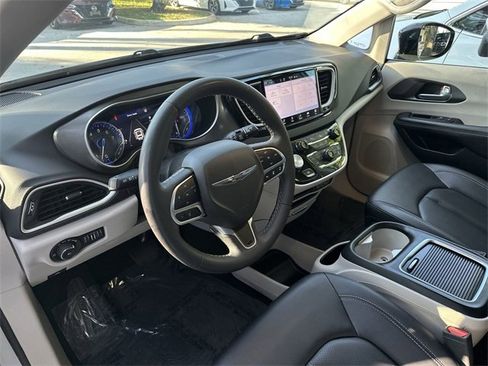 Used 2024 Chrysler Pacifica Touring-L image 20