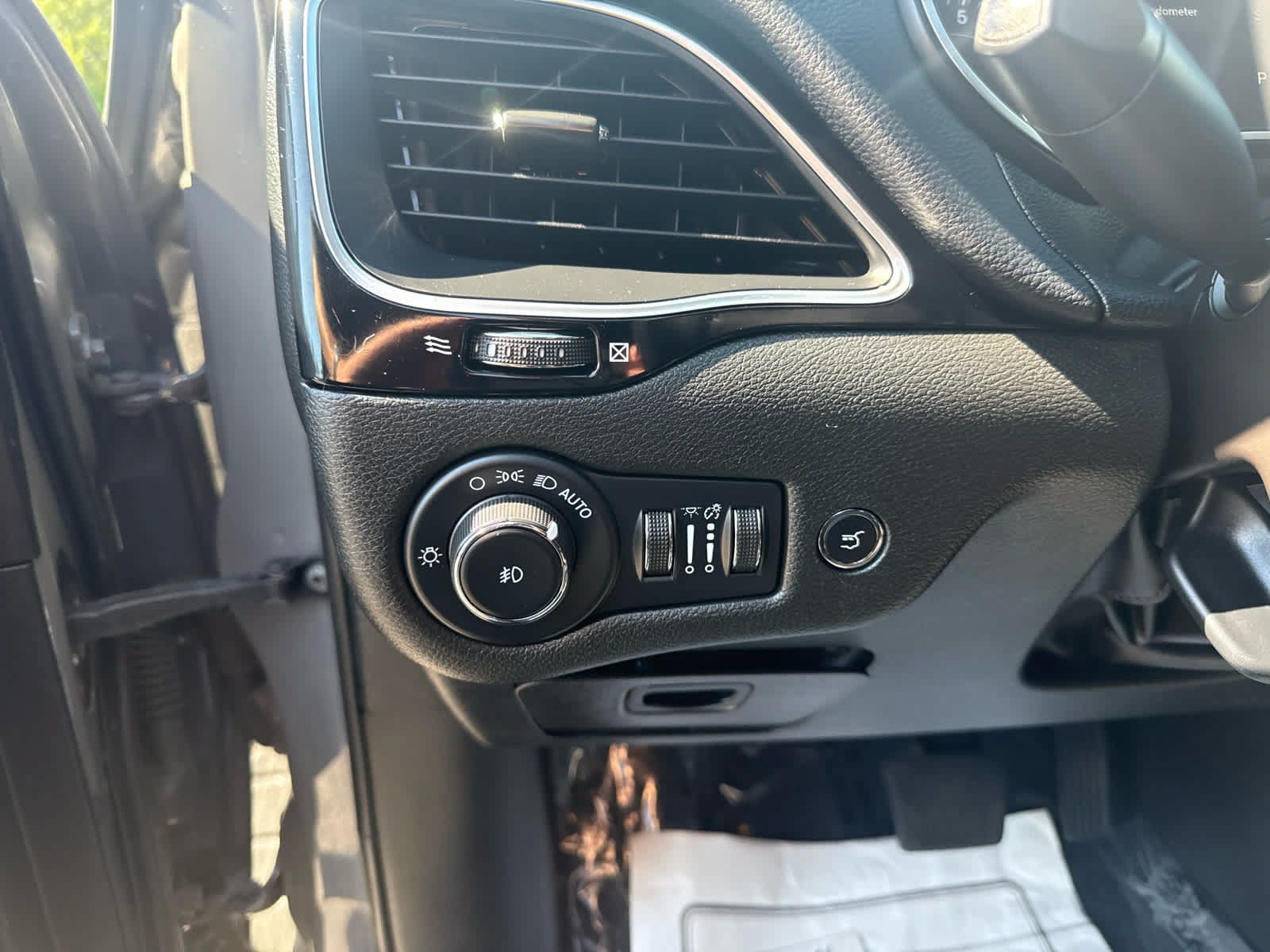 Used 2023 Jeep Cherokee Altitude Lux AWD/4WD image 18