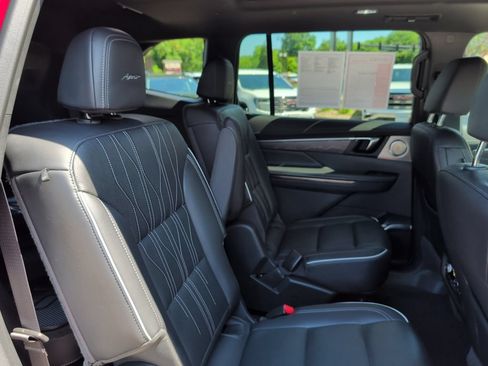 Used 2025 Buick Enclave Avenir w/ Super Cruise Package AWD/4WD image 35
